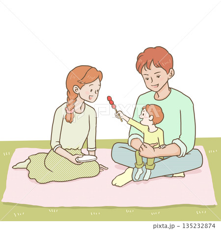 屋外でピクニックする3人 135232874