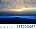 日の出と雲海1042 135233067