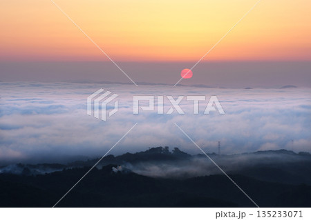朝焼けと日の出と雲海456 135233071