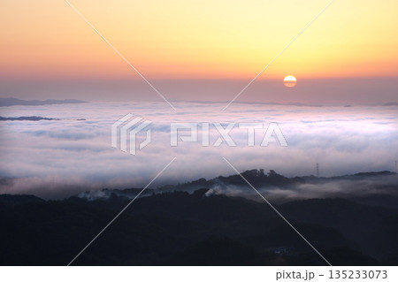 朝焼けと日の出と雲海480 135233073
