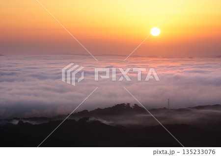 朝焼けと日の出と雲海502 135233076