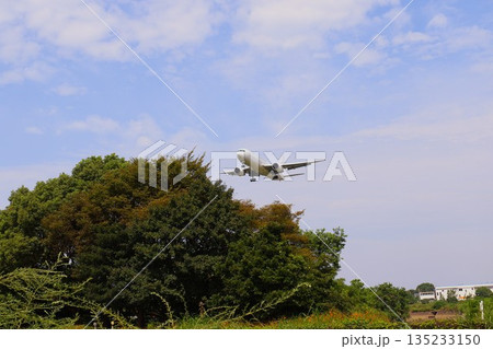 着陸する航空機 135233150