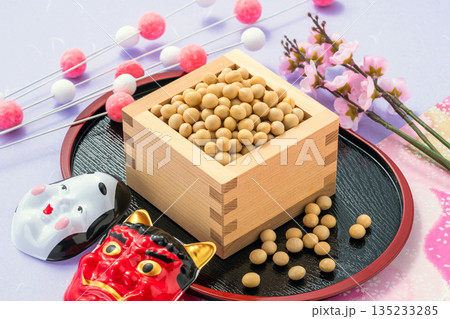 節分の豆まきのイメージ 135233285