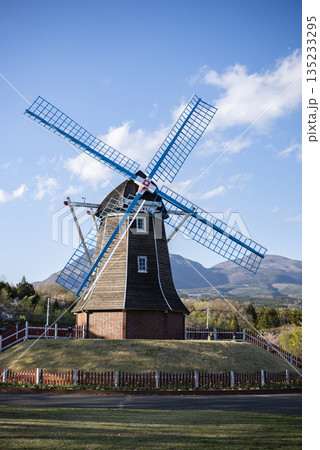 風車のある風景 135233295