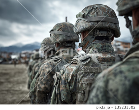 現代戦をイメージさせる兵士たちの行動風景 135233302