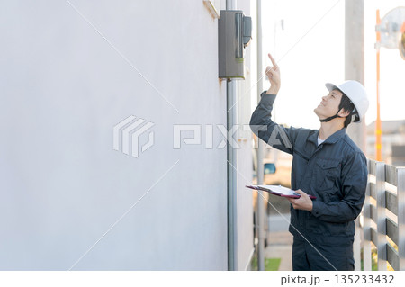 給湯器の点検をする人 135233432