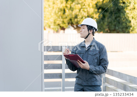 給湯器の点検をする人 135233434