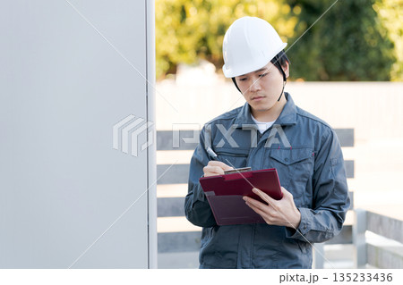 給湯器の点検をする人 135233436