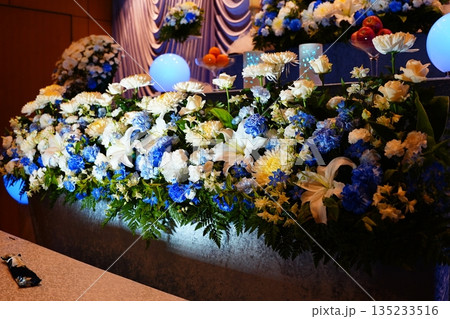 お洒落な花祭壇 135233516