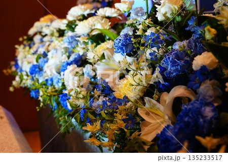 お洒落な花祭壇 135233517