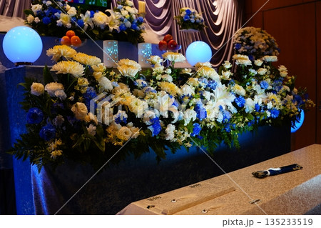 お洒落な花祭壇 お洒落な花祭壇 135233519