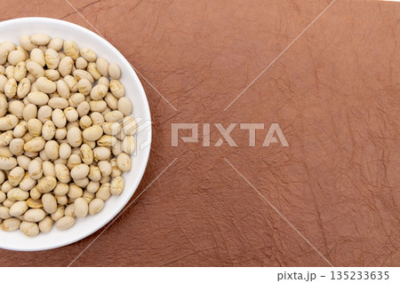 茶色の和紙と白い皿に盛った煎り大豆 茶色の和紙と白い皿に盛った煎り大豆 135233635