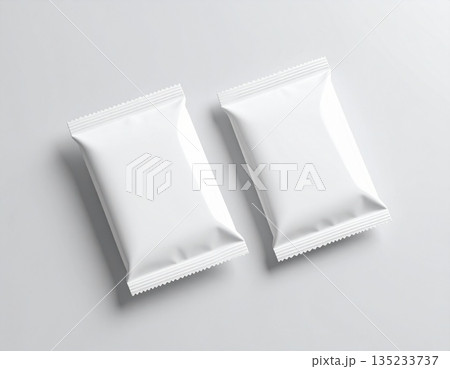 白い無地の袋パッケージ　パウチ小袋　モックアップサンプル　お菓子　白背景 135233737