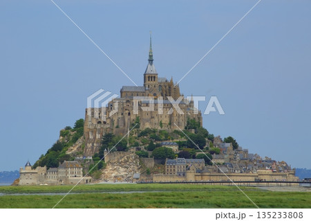 世界遺産 モン・サン・ミッシェルの全景 世界遺産 モン・サン・ミッシェルの全景 135233808