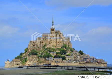 青空の下にそびえるフランスの世界遺産 モン・サン・ミッシェル 135233809