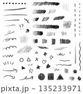 鉛筆の手書きあしらいセット 線・矢印・図形のラフなスケッチ素材 135233971
