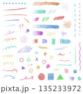 色鉛筆の手描きあしらいセット カラフルな線・矢印・図形のラフスケッチ 135233972