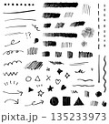 サインペンで描いた手描きあしらいセット 複数種類の線・図形・矢印の黒素材 135233973