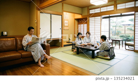 温泉旅行を堪能する家族 135234021