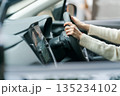 車の運転をする女性の手元 135234102