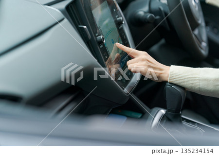 カーナビの操作をする女性の手元 135234154