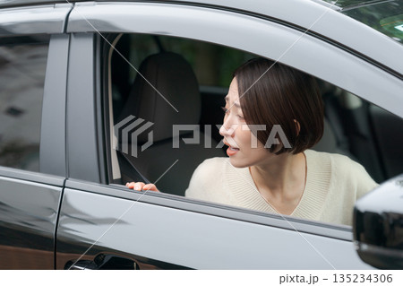 車の運転をする女性 車の運転をする女性 135234306