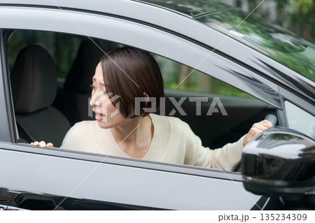 車の運転をする女性 135234309
