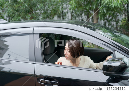 車の運転をする女性 135234312
