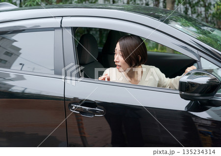 車の運転をする女性 135234314