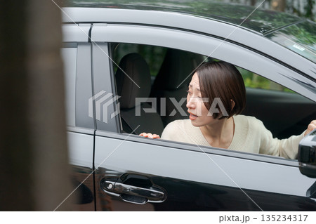 車の運転をする女性 135234317