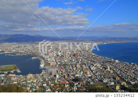 晴天の函館山から見下ろす函館市街と二つの湾 135234412