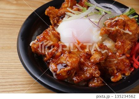唐揚げ丼 135234562