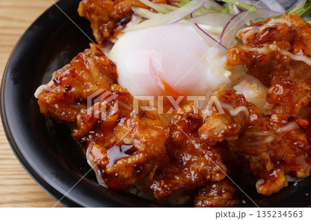 唐揚げ丼 135234563