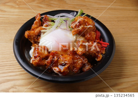唐揚げ丼 135234565