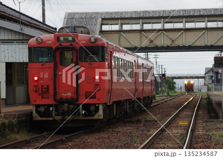 城端線 戸出駅 気動車交換（キハ40） 135234587