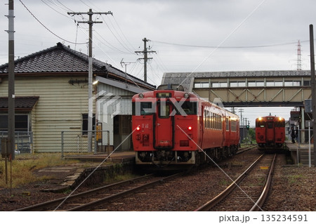 城端線 戸出駅 気動車交換（キハ40） 135234591