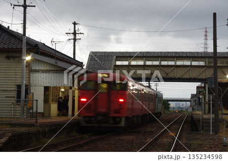 城端線 戸出駅 気動車交換（キハ40） 135234598