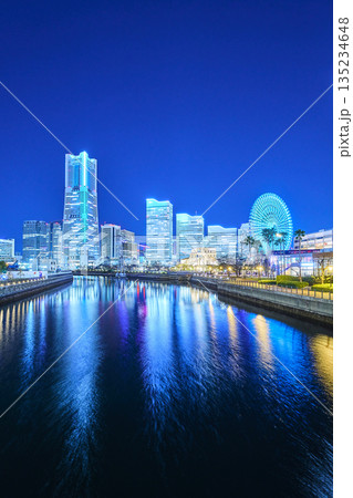 万国橋からみなとみらいの夜景を望む　横浜市 135234648