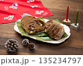 ドライフルーツとナッツのパン 135234797