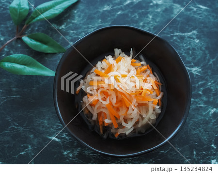 黒い器に入った紅白なます 黒い器に入った紅白なます 135234824