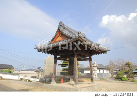 四国霊場第56番札所「泰山寺」鐘楼 135234831