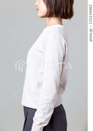 ミドル女性の姿勢 135234862