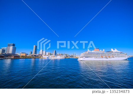 日本の横浜都市景観珍景富士山と日本の豪華客船2隻が競演…飛鳥Ⅲが大さん橋に…奥ににっぽん丸が見える 135234873