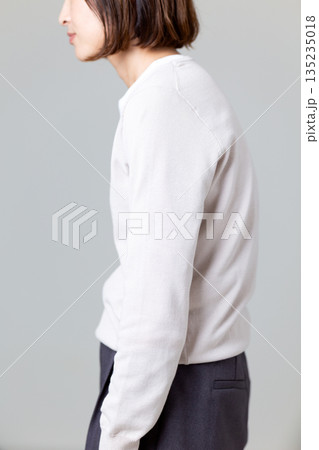 猫背のミドル女性 135235018