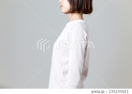 ミドル女性の姿勢 135235021