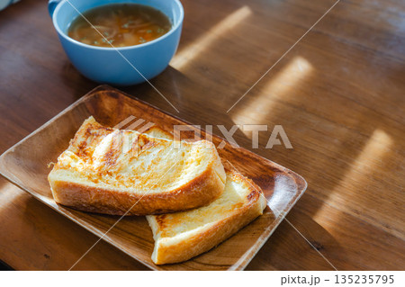 朝の光が差し込むフレンチトーストとスープの朝食 朝の光が差し込むフレンチトーストとスープの朝食 135235795