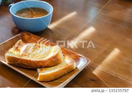 朝の光が差し込むフレンチトーストとスープの朝食 朝の光が差し込むフレンチトーストとスープの朝食 135235797
