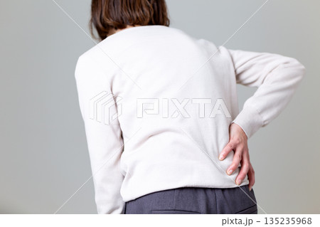腰痛に苦しむミドル女性 135235968