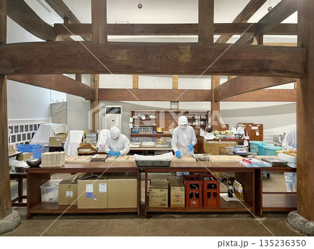 【富山県】ますのすし伝承館での製造風景 135236350