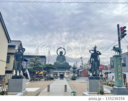 【富山県】高岡大仏と仁王像の荘厳な風景 135236356